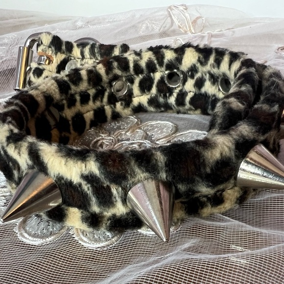 Leopard Print Spiked Choker - Picture 9 of 10